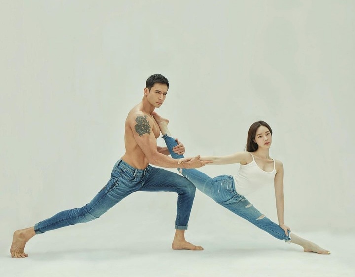 [서울=뉴시스] 양정원, 줄리엔 강 맨 가슴에 발 올려놓고 표정관리 중..."역시 프로네" 2022.01.05 (사진=양정원 SNS 제공) photo@newsis.com*재판매 및 DB 금지 *재판매 및 DB 금지