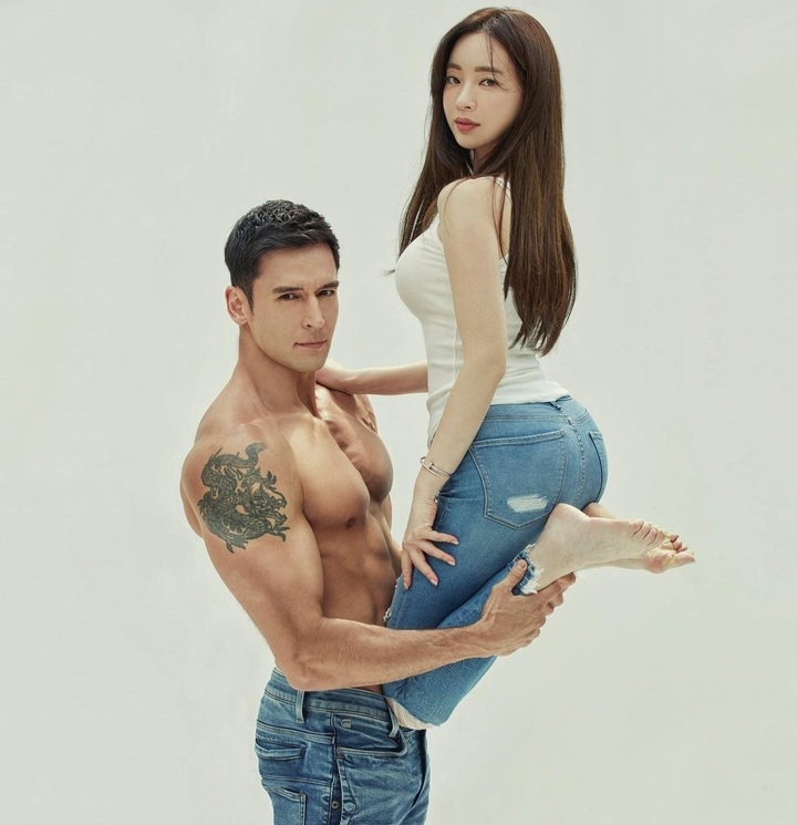 [서울=뉴시스] 양정원, 줄리엔 강 두 팔에 온몸 맡겼다...'엄청난 신뢰' 2022.01.05 (사진=양정원 SNS 제공) photo@newsis.com*재판매 및 DB 금지 *재판매 및 DB 금지