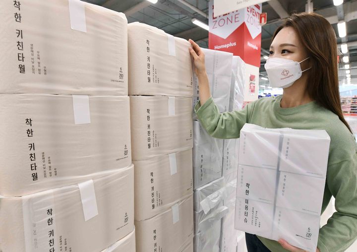 착한 소비에…홈플러스 무라벨 생수, 172만병 팔렸다