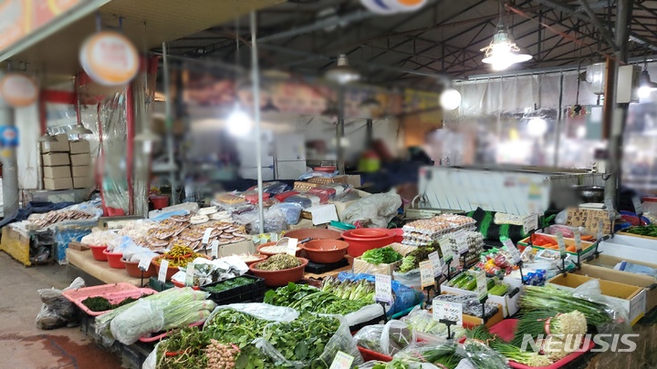 [대구=뉴시스] 대구 남구 봉덕동의 한 전통시장에서 소상공인들이 영업 준비를 하고 있다. 뉴시스DB. 2025.01.07 photo@newsis.com