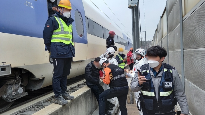 [영동=뉴시스] 조성현 기자 = 5일 낮 12시46분께 충북 영동군 영동읍 영동터널 내부에서 철제 구조물이 떨어져 운행 중이던 KTX열차를 덮쳤다.. (사진=충북소방본부 제공) 2022.01.05.photo@newsis.com *재판매 및 DB 금지