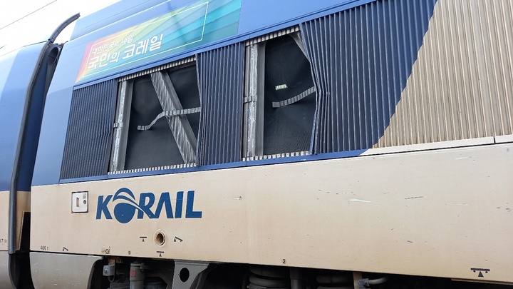 [영동=뉴시스] 조성현 기자 = 5일 낮 12시46분께 충북 영동군 영동읍 영동터널 내부에서 철제 구조물이 떨어져 운행 중이던 KTX열차를 덮쳤다.. (사진=충북소방본부 제공) 2022.01.05.photo@newsis.com *재판매 및 DB 금지