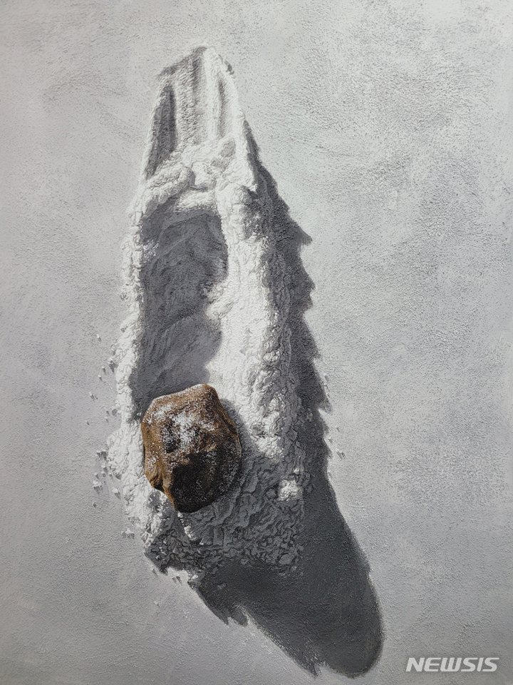 [서울=뉴시스]윤위동 monologue475.acrylic.sand on canvas 130cmx97cm,2021