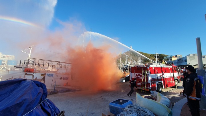 [영덕=뉴시스] 이바름 기자 = 지난 달 21일 경북 영덕군 축산항에서 개최된 ‘IoT(사물인터넷) 기반 선박화재 화재경보시스템’ 시연회.(사진=영덕소방서 제공) 2022.01.05. photo@newsis.com *재판매 및 DB 금지