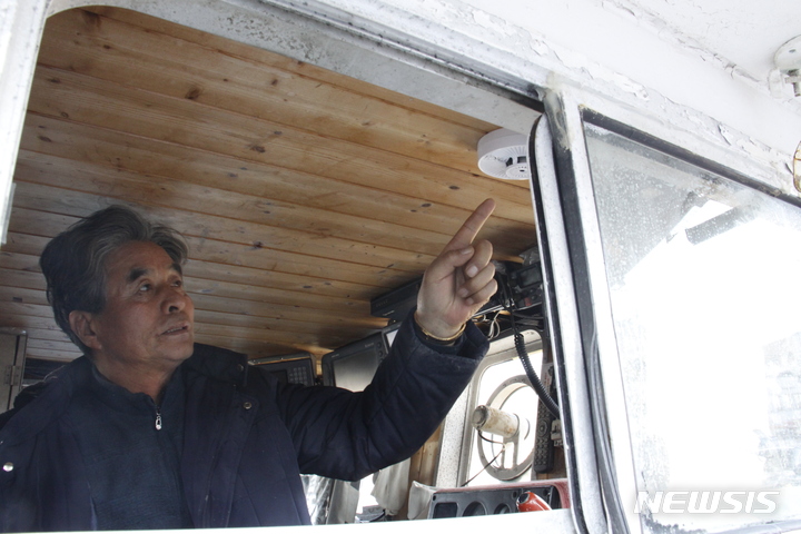 [영덕=뉴시스] 이바름 기자 = 자신의 선박에 설치된 무선화재감지기를 가리키는 김해성 경북대게어업인연합회 대표이사. 2022.01.05. right@newsis.com