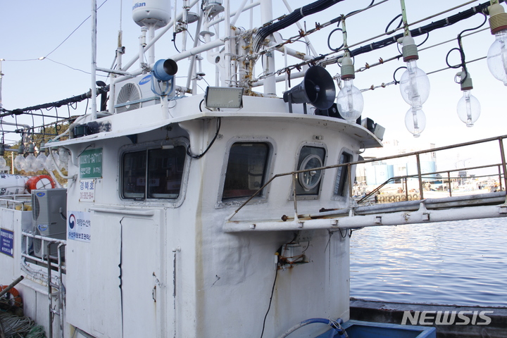 [영덕=뉴시스] 이바름 기자 = 경북 영덕소방서가 개발한 ‘IoT(사물인터넷) 기반 선박화재 화재경보시스템’ 이 설치된 선박. 내부에 무선화재감지기가 작동하면 스피커를 통해 대피 안내 방송이 나온다. 2022.01.05. right@newsis.com