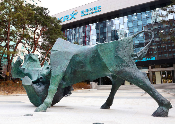 한국거래소 서울 여의도 사옥 내부에서 25년 만에 외부로 이전한 소와 곰상. *재판매 및 DB 금지