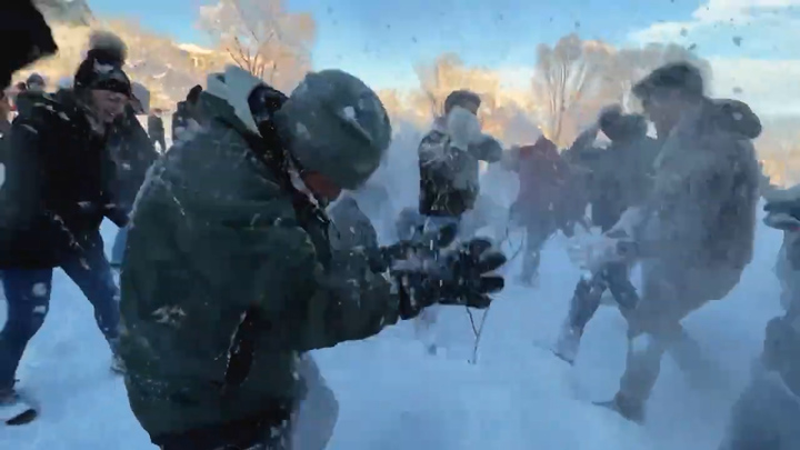 미국 수도 워싱턴서 4일(현지시간) 이벤트에 참가한 시민들이 편을 갈라 눈싸움을 벌였다. /출처:유튜브 캡처 *재판매 및 DB 금지