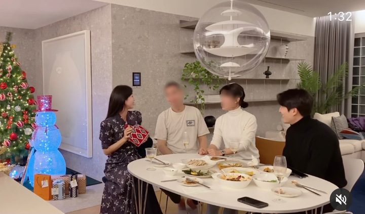 [서울=뉴시스] 배우 한예슬이 지인들과 함께 파티를 즐기고 있다. 2022.01.05.(사진 = 한예슬 인스타그램 제공) photo@newsis.com *재판매 및 DB 금지