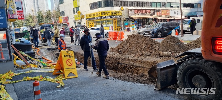 건물 지하 기둥이 파손되고 지반이 침하된 경기 고양시 상가건물 관련 하수관로 처짐현상이 발견된 약 15m 구간에 대해 하수관로 (PVC 이중벽관) 교체공사가 진행되고 있다.(사진=고양시 제공)