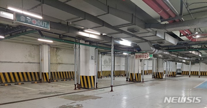 건물 지하 기둥이 파손되고 지반이 침하된 경기 고양시 상가건물 지하에 파이프지지대 설치 등 추가 안전조치가 완료된 상태다.(사진=고양시 제공)