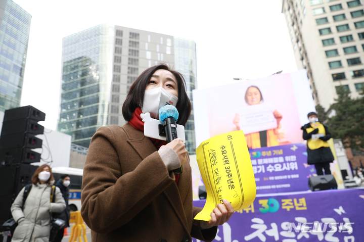 [서울=뉴시스] 김재연 진보당 대선후보가 5일 서울 종로구 일본대사관 앞 평화로에 참석해 발언을 하고 있다. 22.01.05. (사진=진보당 제공) photo@newsis.com