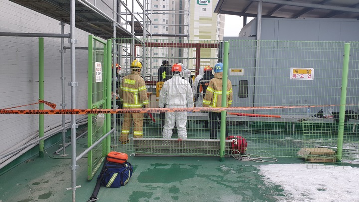 소방대원이 5일 감전 사고가 발생한 충남 홍성의 한 중학교 옥상에서 현장을 확인하고 있다.(사진=홍성소방서 제공) *재판매 및 DB 금지