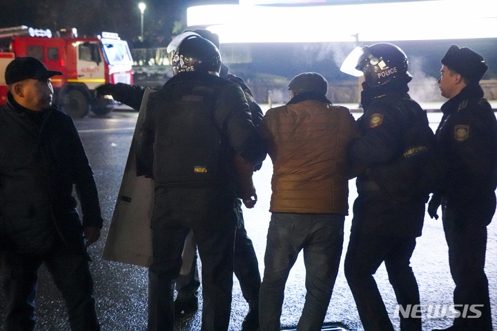 [알마티=AP/뉴시스] 5일(현지시간) 카자흐스탄 알마티 시내에서 시위 진압 경찰이 한 시위 참가자를 연행하고 있다. 가스 가격 2배 인상을 규탄하는 시위대가 수도 알마티에서 경찰과 충돌했으며 다른 12개 도시에서도 반정부 시위가 열렸다. 가스값 인상에 대한 불만으로 시작된 반정부 시위가 폭력 시위로 확산하자 카심-조마르트 토카예프 대통령은 대국민 담화를 통해 비상사태를 선포했다. 2022.01.05.