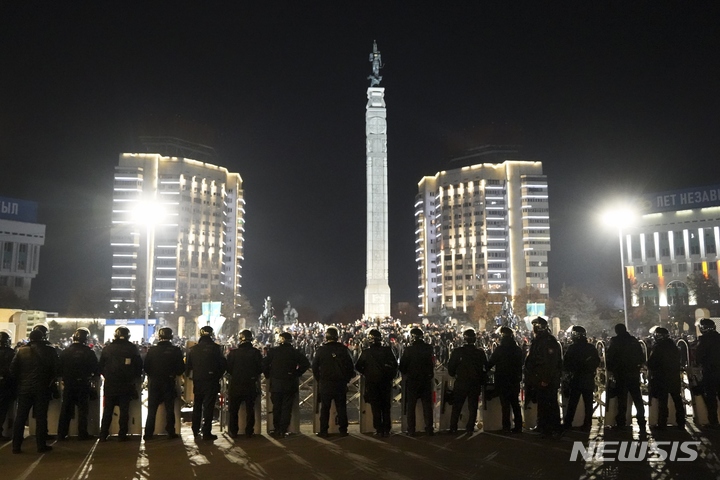 [알마티=AP/뉴시스] 5일(현지시간) 카자흐스탄 알마티 시내에서 시위 진압 경찰이 시위대를 막고 있다. 가스 가격 2배 인상을 규탄하는 시위대가 수도 알마티에서 경찰과 충돌했으며 다른 12개 도시에서도 반정부 시위가 열렸다. 가스값 인상에 대한 불만으로 시작된 반정부 시위가 폭력 시위로 확산되자 카심-조마르트 토카예프 대통령은 대국민 담화를 통해 비상사태를 선포했다. 2022.01.06.
