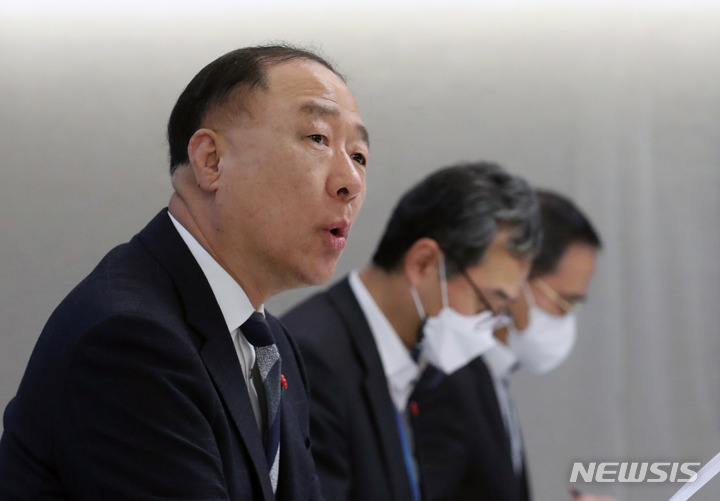 [서울=뉴시스] 추상철 기자 = 홍남기 경제부총리 겸 기획재정부 장관. (사진= 공동취재사진) 2022.01.05. photo@newsis.com