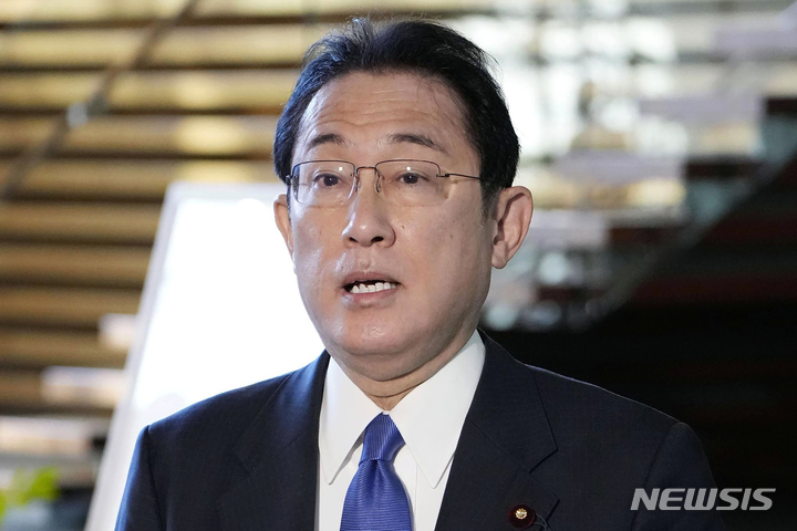 [도쿄=AP/뉴시스]지난 5일 일본 수도 도쿄 소재 총리 관저를 들어가기 앞서 기시다 후미오 총리가 기자들에게 발언하고 있다. 2022.01.28.