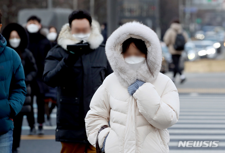 [서울=뉴시스] 김병문 기자 = 절기상 '소한(小寒)'인 지난 5일 오전 서울 종로구 광화문네거리에서 털모자를 쓴 시민들이 출근하고 있다. 2022.01.05. dadazon@newsis.com