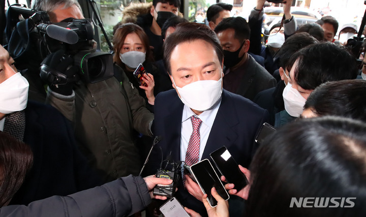 [서울=뉴시스] 김선웅 기자 = 윤석열 국민의힘 대선 후보가 5일 오전 쇄신안을 발표하기 위해 서울 여의도 국민의힘 당사로 향하고 있다. (공동취재사진) 2022.01.05. photo@newsis.com