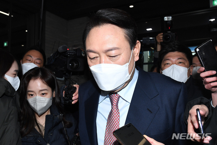 [서울=뉴시스] 김선웅 기자 = 윤석열 국민의힘 대선 후보가 5일 오전 쇄신안을 발표하기 위해 서울 여의도 국민의힘 당사로 향하고 있다. (공동취재사진) 2022.01.05. photo@newsis.com