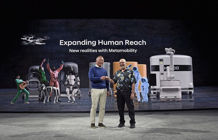 [서울=뉴시스] 정의선 현대차그룹 회장이 4일(현지시간) 미국 라스베이거스 만달레이베이 컨벤션 센터에서 열린 CES2022에서 마크 레이버트(Marc Raibert) 보스턴다이내믹스 회장과 주먹인사를 하고 있다. (사진=현대차그룹 제공) 2022.01.05. photo@newsis.com *재판매 및 DB 금지