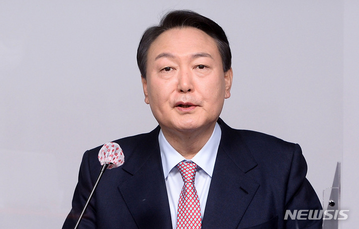 [서울=뉴시스] 국회사진기자단 = 윤석열 국민의힘 대선 후보가 5일 서울 여의도 당사에서 "오늘부로 선거대책위원회를 해산한다"며 "매머드라 불리고 민심을 제대로 파악하지 못한 지금 선거 캠페인의 잘못된 부분을 정정하고 바로 잡겠다"고 밝히고 있다. 2022.01.05. photo@newsis.com