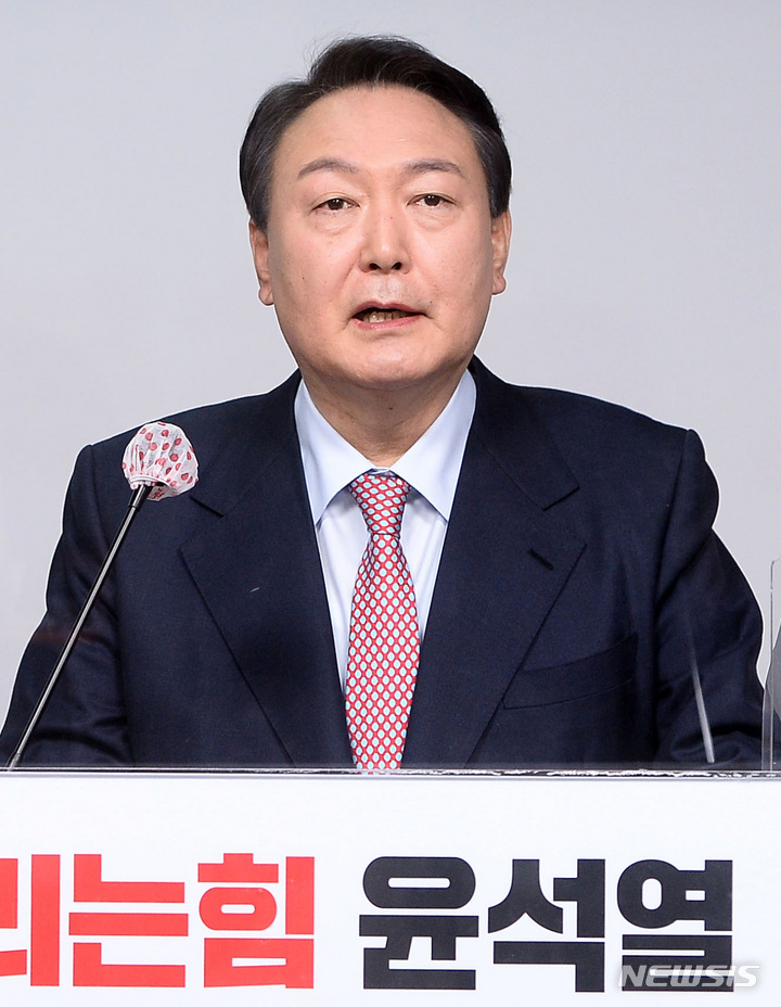 [서울=뉴시스] 국회사진기자단 = 윤석열 국민의힘 대선 후보가 5일 서울 여의도 당사에서 "오늘부로 선거대책위원회를 해산한다"며 "매머드라 불리고 민심을 제대로 파악하지 못한 지금 선거 캠페인의 잘못된 부분을 정정하고 바로 잡겠다"고 밝히고 있다. 2022.01.05. photo@newsis.com