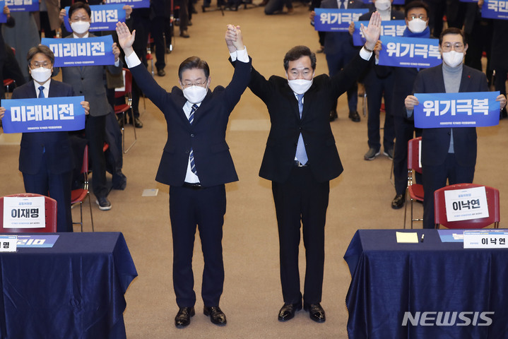 [광주=뉴시스] 최동준 기자 = 국가비전·국민통합위원회 공동위원장인 더불어민주당 이재명 대선 후보, 이낙연 전 대표가 5일 광주 서구 김대중컨벤션센터에서 열린 광주비전회의에 입장하며 인사하고 있다. 2022.01.05. photocdj@newsis.com