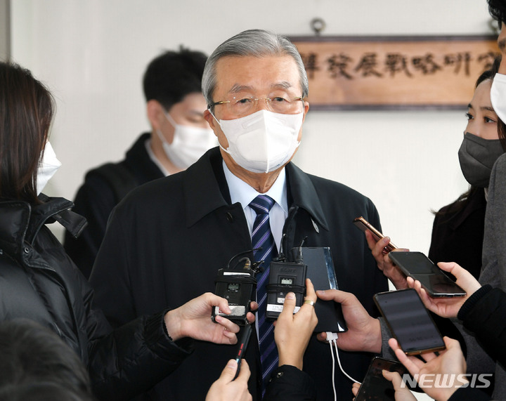 [서울=뉴시스] 국회사진기자단 = 김종인 국민의힘 전 총괄선대위원장이 5일 서울 종로구 사무실에서 나서며 취재진 질문에 답변하고 있다. 2022.01.05. photo@newsis.com
