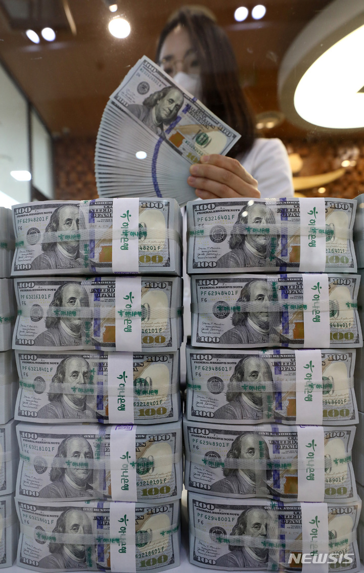 [서울=뉴시스] 이영환 기자 = 5일 오후 서울 중구 하나은행 위변조대응센터에서 직원이 달러를 검수하고 있다. 한국은행이 이날 발표한 2021년 12월말 외환보유액에 따르면 지난달 말 우리나라의 외환보유액은 4631억2000만 달러로 전월말(4639억1000만 달러)보다 7억9000만 달러 줄어들며 2개월 연속 감소했다. 2022.01.05. 20hwan@newsis.com