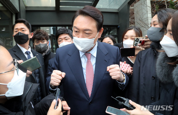 [서울=뉴시스] 국회사진기자단 = 윤석열 국민의힘 대선 후보가 5일 서울 여의도 국민의힘 중앙당사에서 선대위 관련기자회견을 마친 후 당사를 나서고 있다. 2022.01.05. photo@newsis.com