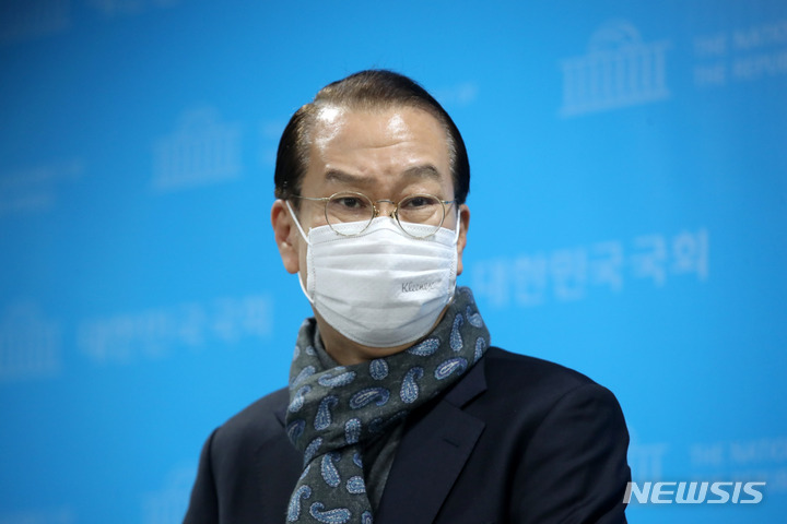 [서울=뉴시스] 김선웅 기자 = 국민의힘의 새 선거대책본부장으로 임명된 권영세 의원이 5일 오후 서울 여의도 국회 소통관에서 취재진 질문에 답변하고 있다. 2022.01.05. mangusta@newsis.com