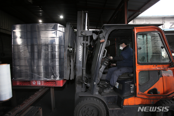 [원주=뉴시스] 김경목 기자 = 강원도 원주시의 한 연탄 공장에서 근로자가 연탄을 옮기고 있다. 2022.01.05. photo31@newsis.com