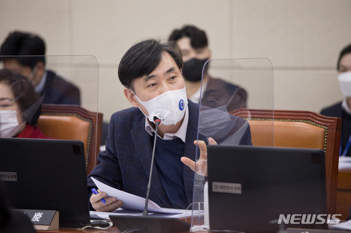 [서울=뉴시스] 김선웅 기자 = 하태경 국민의힘 의원이 5일 오후 서울 여의도 국회에서 열린 국방위원회 전체회의에서 질의하고 있다. (공동취재사진) 2022.01.05. photo@newsis.com