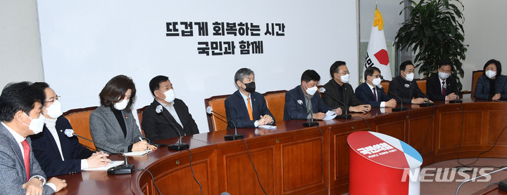 [서울=뉴시스] 김선웅 기자 = 국민의힘 초선의원들이 5일 서울 여의도 국회에서 모임을 갖고 윤석열 후보의 선대위 해체 발표에 대한 논의를 하고 있다. (공동취재사진) 2022.01.05. photo@newsis.com