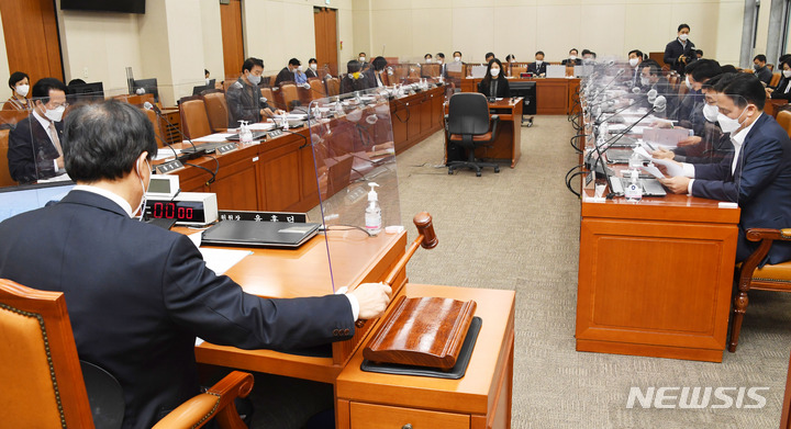 [서울=뉴시스] 김선웅 기자 = 윤후덕 국회 기획재정위원장이 5일 서울 여의도 국회에서 열린 기획재정위원회 전체회의에서 공공기관의 운영에 관한 법률 일부개정법률안 등에 대한 안건을 상정하고 있다. (공동취재사진) 2022.01.05. photo@newsis.com