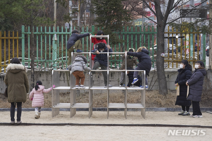 [서울=뉴시스] 고승민 기자 = 2022학년도 신입생 예비소집일인 5일 오후 서울 성북구 장월초등학교에서 예비 초등학생들이 입학 서류 작성을 마치고 정글짐에서 놀고 있다. (공동취재사진) 2022.01.05. photo@newsis.com