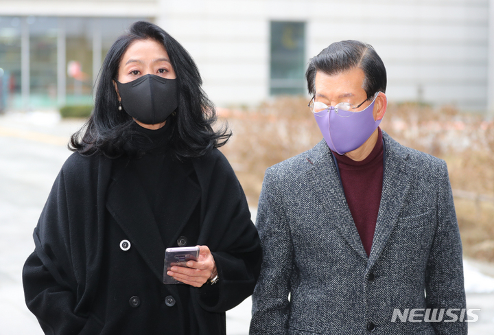 [서울=뉴시스] 배훈식 기자 = 배우 김부선씨가 지난 1월5일 오후 서울 송파구 서울동부지방법원에서 열린 이재명 더불어민주당 대선 후보 상대 3억원 손해배상 청구건 4차 변론에 출석하며 취재진에게 입장을 발표하고 있다. 오른쪽은 책 '굿바이 이재명' 저자 장영하 변호사. 2022.01.05. dahora83@newsis.com