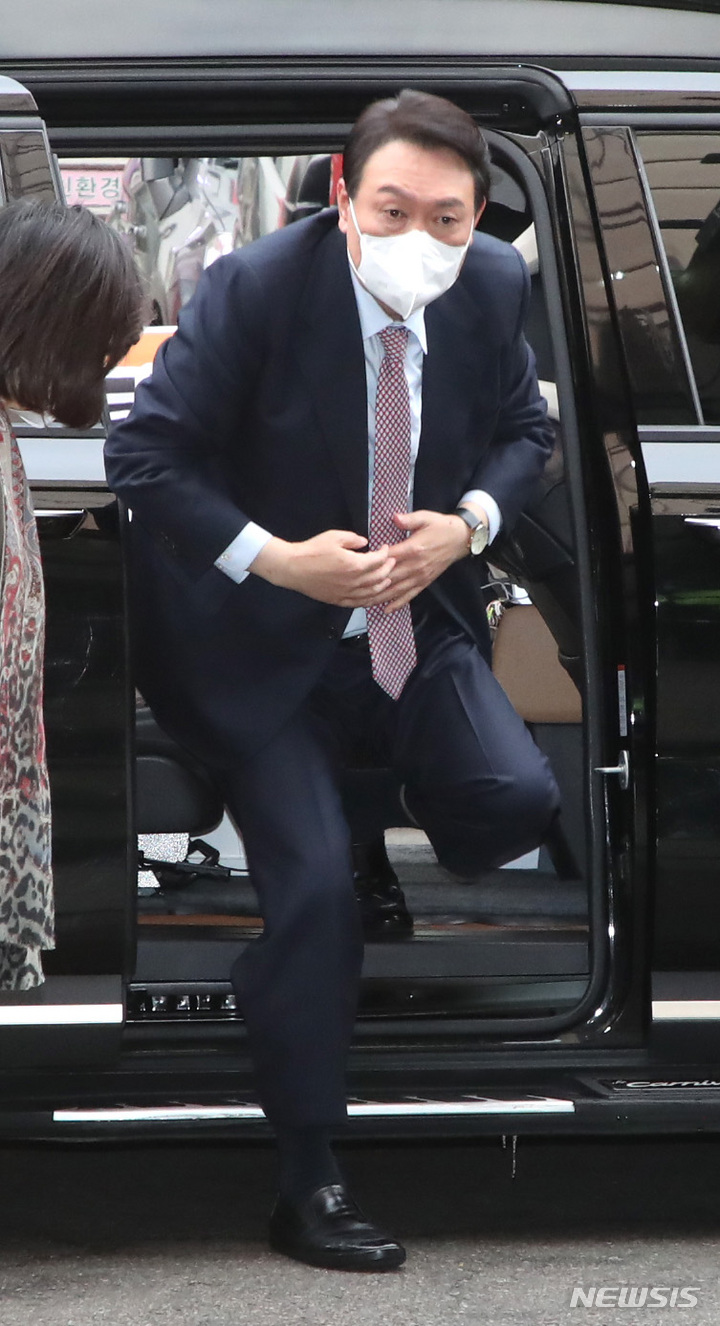[서울=뉴시스] 국회사진기자단 = 윤석열 국민의힘 대선 후보가 5일 오후 서울 여의도 당사로 들어서고 있다. 2022.01.05. photo@newsis.com
