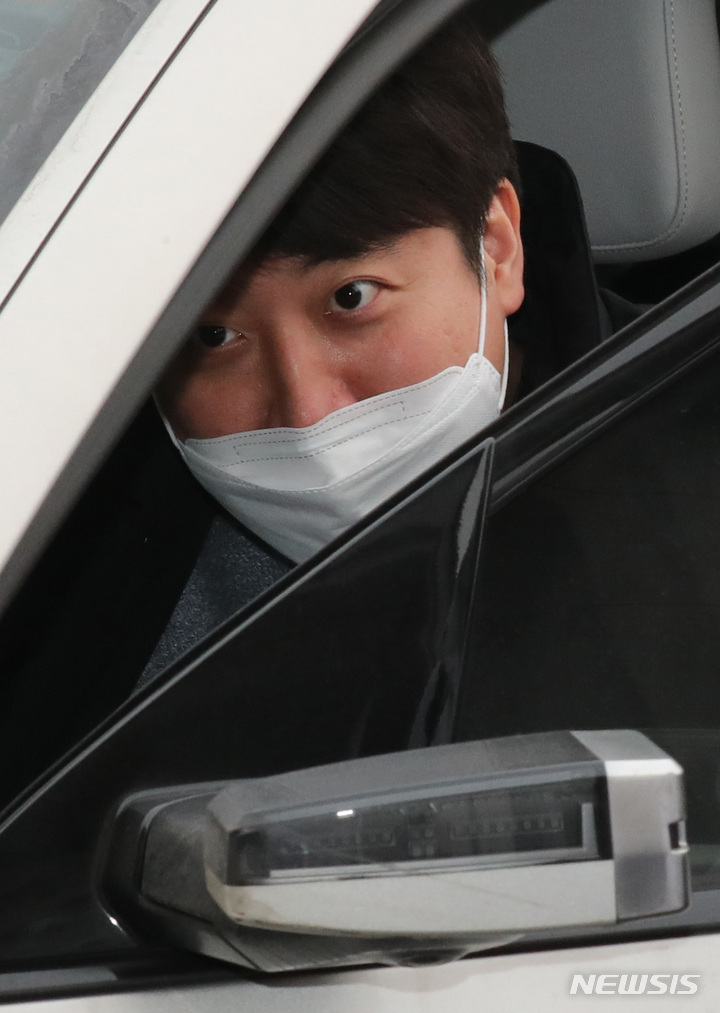 [서울=뉴시스] 전신 기자 = 이준석 국민의힘 대표가 5일 오후 서울 여의도 국회를 나서며 차량에 탑승하고 있다. (공동취재사진) 2022.01.05. photo@newsis.com