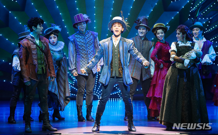 [서울=뉴시스] 권창회 기자 = 5일 오후 서울 광진구 유니버셜아트센터에서 열린 뮤지컬 '썸씽로튼' 프레스콜에서 '닉'역 이충주가 하이라이트 장면을 시연하고 있다. 2022.01.05. kch0523@newsis.com