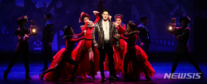 [서울=뉴시스] 권창회 기자 = 5일 오후 서울 광진구 유니버셜아트센터에서 열린 뮤지컬 '썸씽로튼' 프레스콜에서 '셰익스피어'역 서경수가 하이라이트 장면을 시연하고 있다. 2022.01.05. kch0523@newsis.com