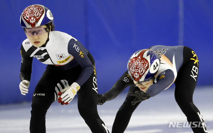 [진천=뉴시스] 홍효식 기자 = 2022 베이징동계올림픽을 30일 앞둔 5일 충북 진천국가대표선수촌 빙상경기장에서 쇼트트랙 최민정, 김아랑 선수가 훈련하고 있다. 2022.01.05. yesphoto@newsis.com