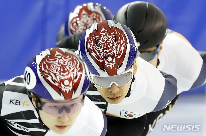 [진천=뉴시스] 홍효식 기자 = 2022 베이징동계올림픽을 30일 앞둔 5일 충북 진천국가대표선수촌 빙상경기장에서 쇼트트랙 최민정, 곽윤기 선수 등이 훈련하고 있다. 2022.01.05. yesphoto@newsis.com
