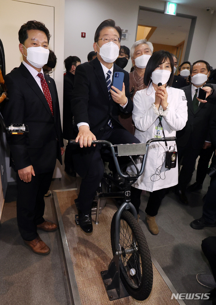 [담양=뉴시스] 최동준 기자 = 이재명 더불어민주당 대선 후보가 5일 전남 담양 에코센터 호남기후변화체험관을 방문해 자전거를 돌려 전기를 발전하는 체험을 하고 있다. (공동취재사진) 2022.01.05. photo@newsis.com