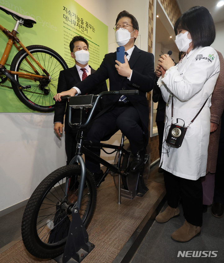 [담양=뉴시스] 최동준 기자 = 이재명 더불어민주당 대선 후보가 5일 전남 담양 에코센터 호남기후변화체험관을 방문해 자전거를 돌려 전기를 발전하는 체험을 하고 있다. (공동취재사진) 2022.01.05. photo@newsis.com