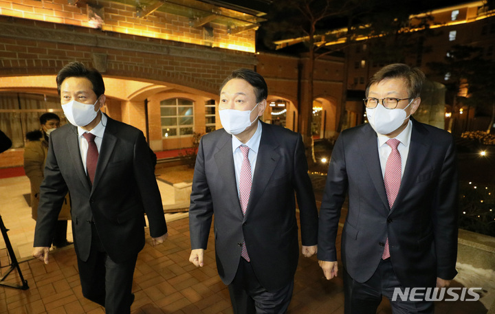 [서울=뉴시스] 국회사진기자단 = 윤석열 국민의힘 대선 후보가 5일 서울 강서구 메이필드호텔에서 오세훈 서울시장, 박형준 부산시장과 함께 만찬장으로 이동하고 있다. 2022.01.05. photo@newsis.com