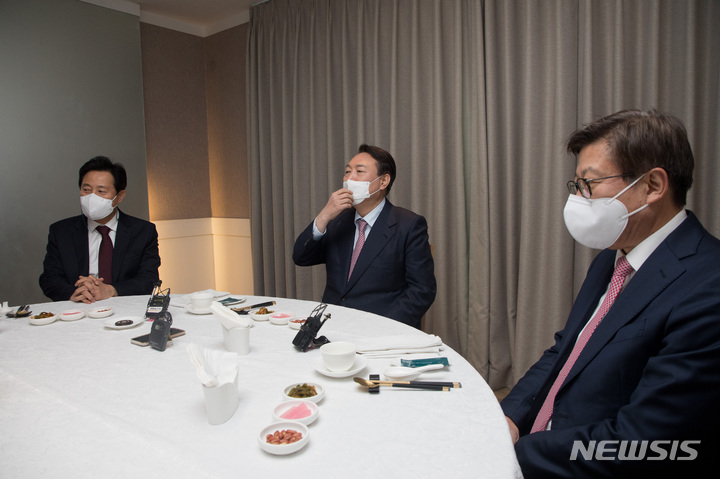 [서울=뉴시스] 국회사진기자단 = 윤석열 국민의힘 대선 후보가 5일 서울 강서구 메이필드호텔에서 오세훈 서울시장, 박형준 부산시장과 만찬을 하고 있다. 2022.01.05. photo@newsis.com