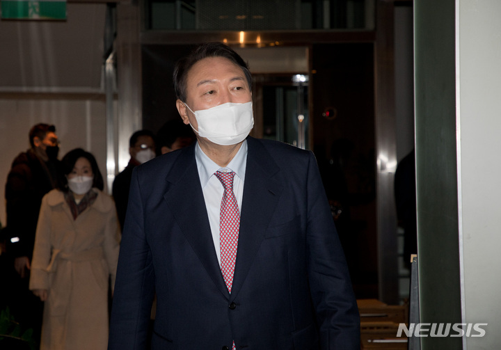 [서울=뉴시스] 국회사진기자단 = 윤석열 국민의힘 대선 후보가 5일 서울 강서구 메이필드호텔에서 오세훈 서울시장, 박형준 부산시장 만찬장으로 향하고 있다. 2022.01.05. photo@newsis.com