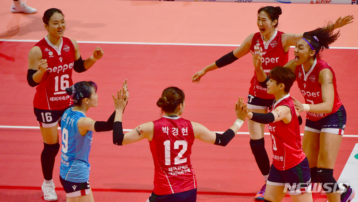 [광주=뉴시스] 류형근 기자 = 5일 오후 광주 서구 페퍼스타디움(염주종합체육관)에서 열린 2021~2022 V-리그 AI페퍼스 대 한국도로공사의 경기, AI페퍼스가 득점한 뒤 기뻐하고 있다. 2022.01.05. hgryu77@newsis.com